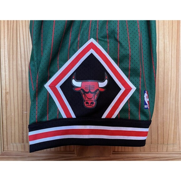 Mitchell & Ness Chicago Bulls Green Pinstripe Swingman Shorts Men's Size Medium - Picture 3 of 10